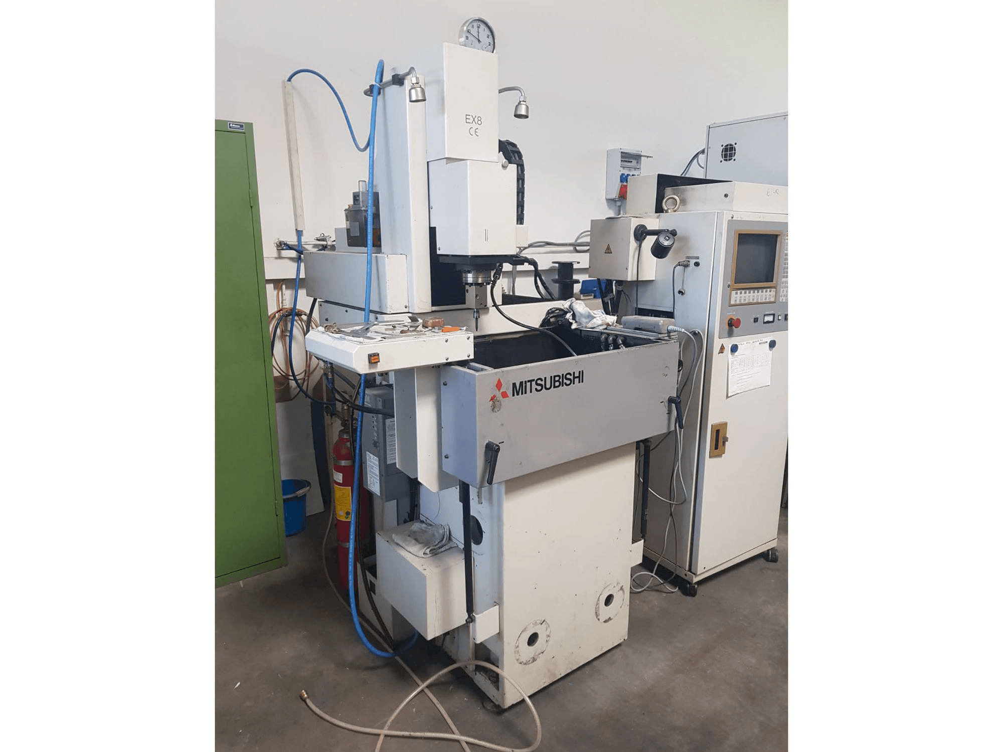 Frontansicht der Mitsubishi EX 8 Maschine