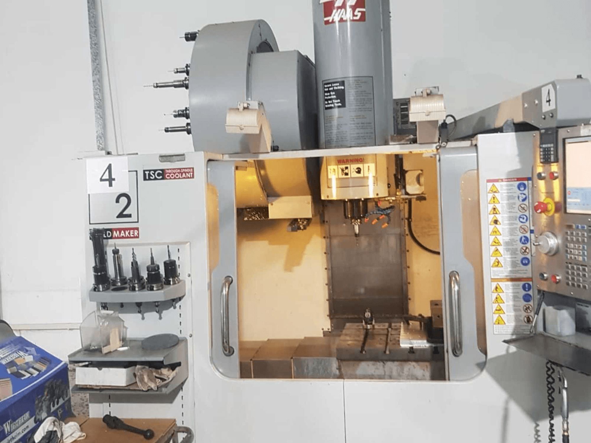 Frontansicht der HAAS VM-2 Maschine