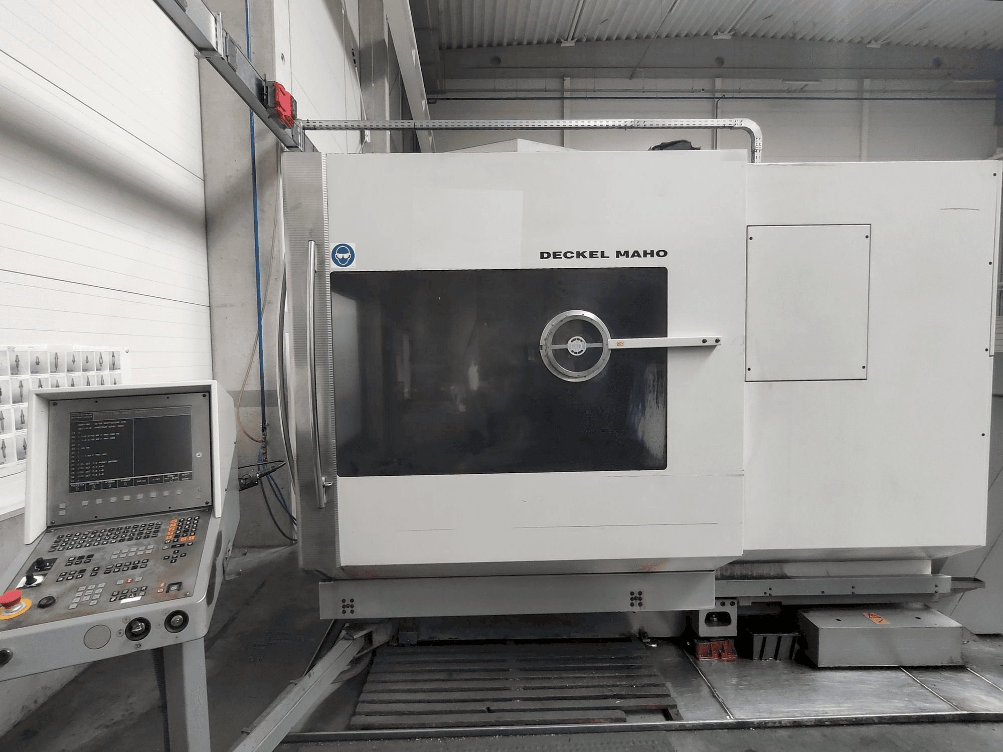 Frontansicht der DECKEL MAHO DMU 60P Maschine