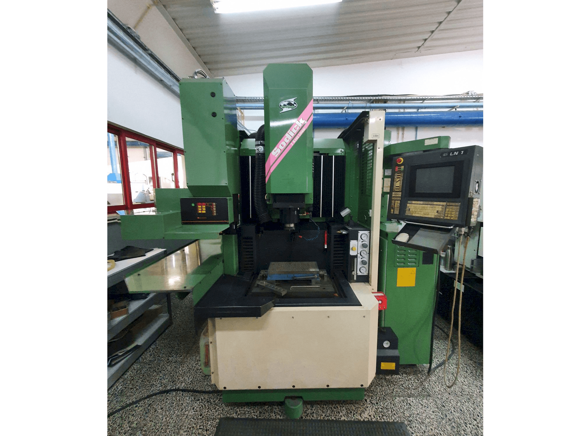 Frontansicht der Sodick AQ35L Maschine