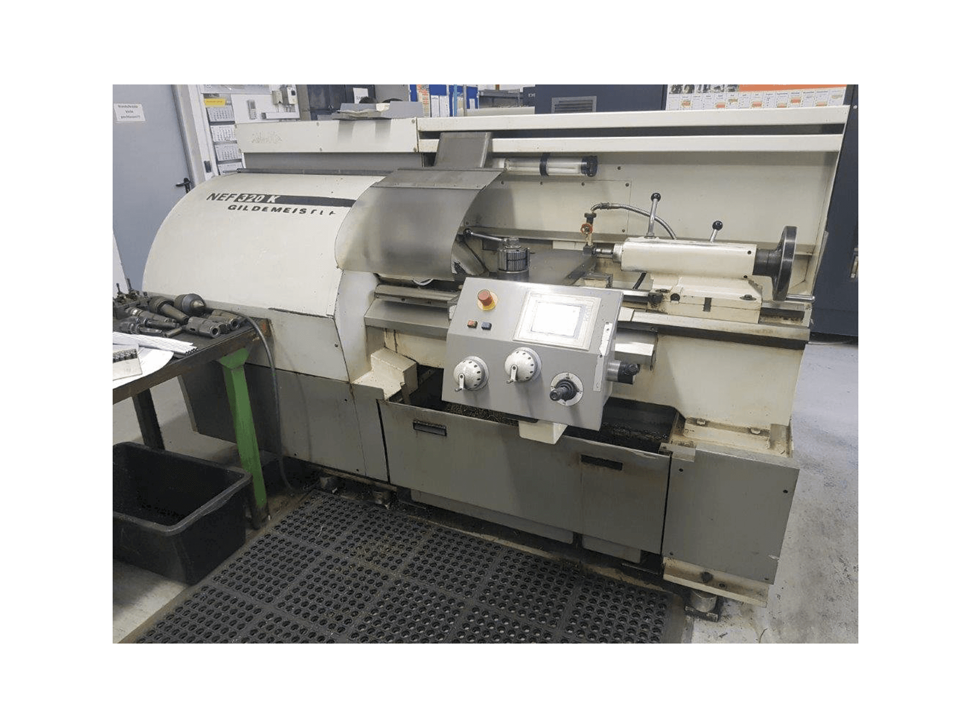 Frontansicht der Gildemeister NEF 320 K Maschine