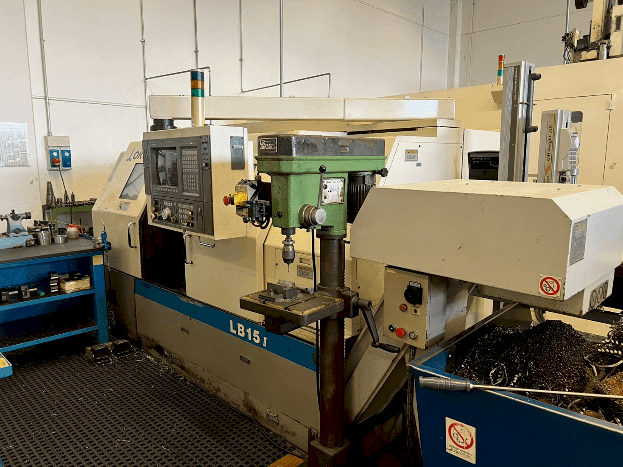 Frontansicht der Okuma LB 15-II M Maschine