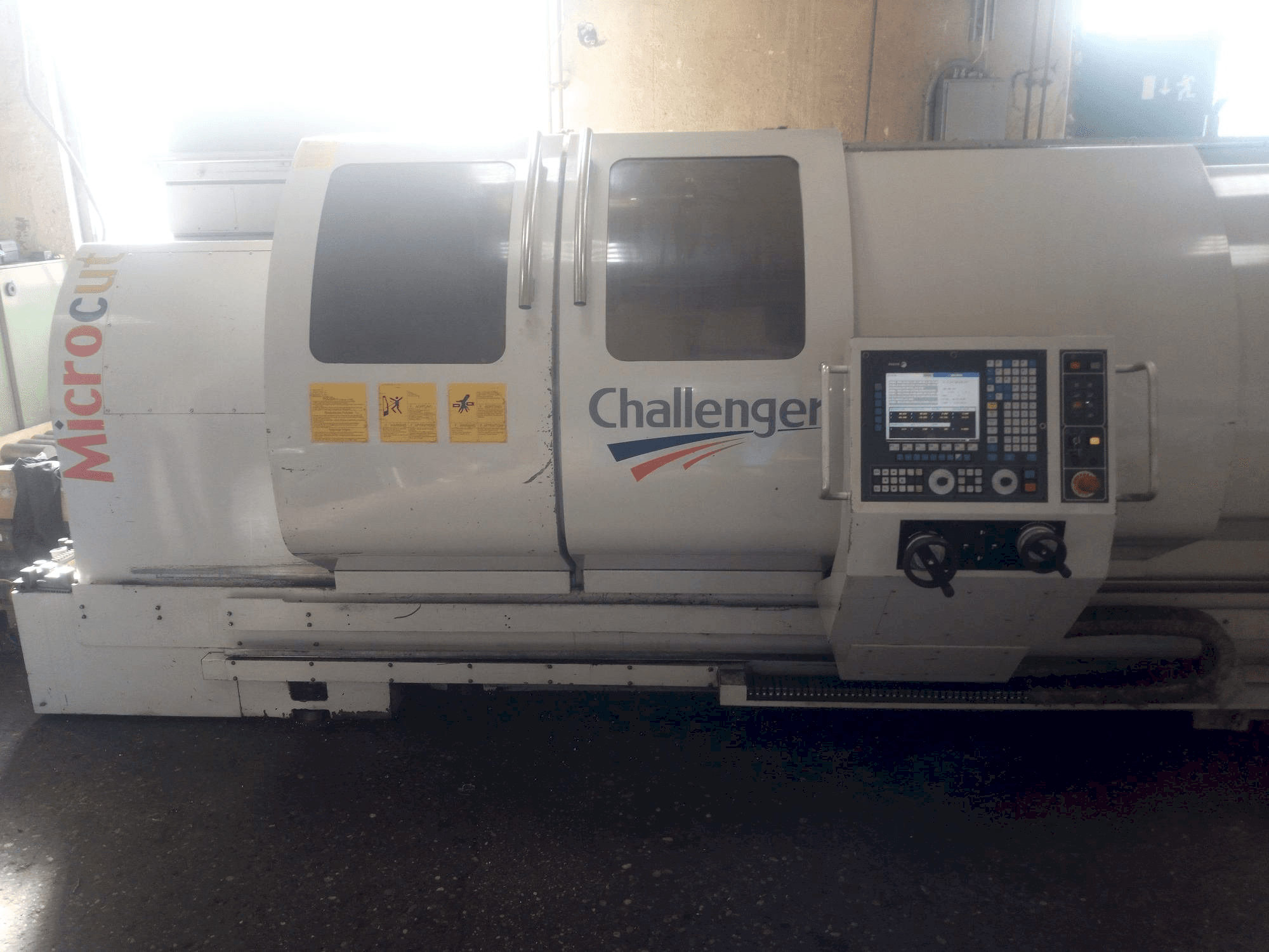 Frontansicht der MICROCUT BNC 2280 Maschine