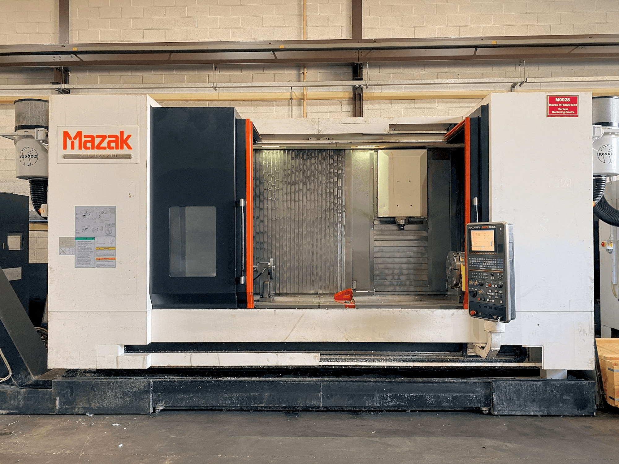 Frontansicht der Mazak VTC-820/30 Maschine