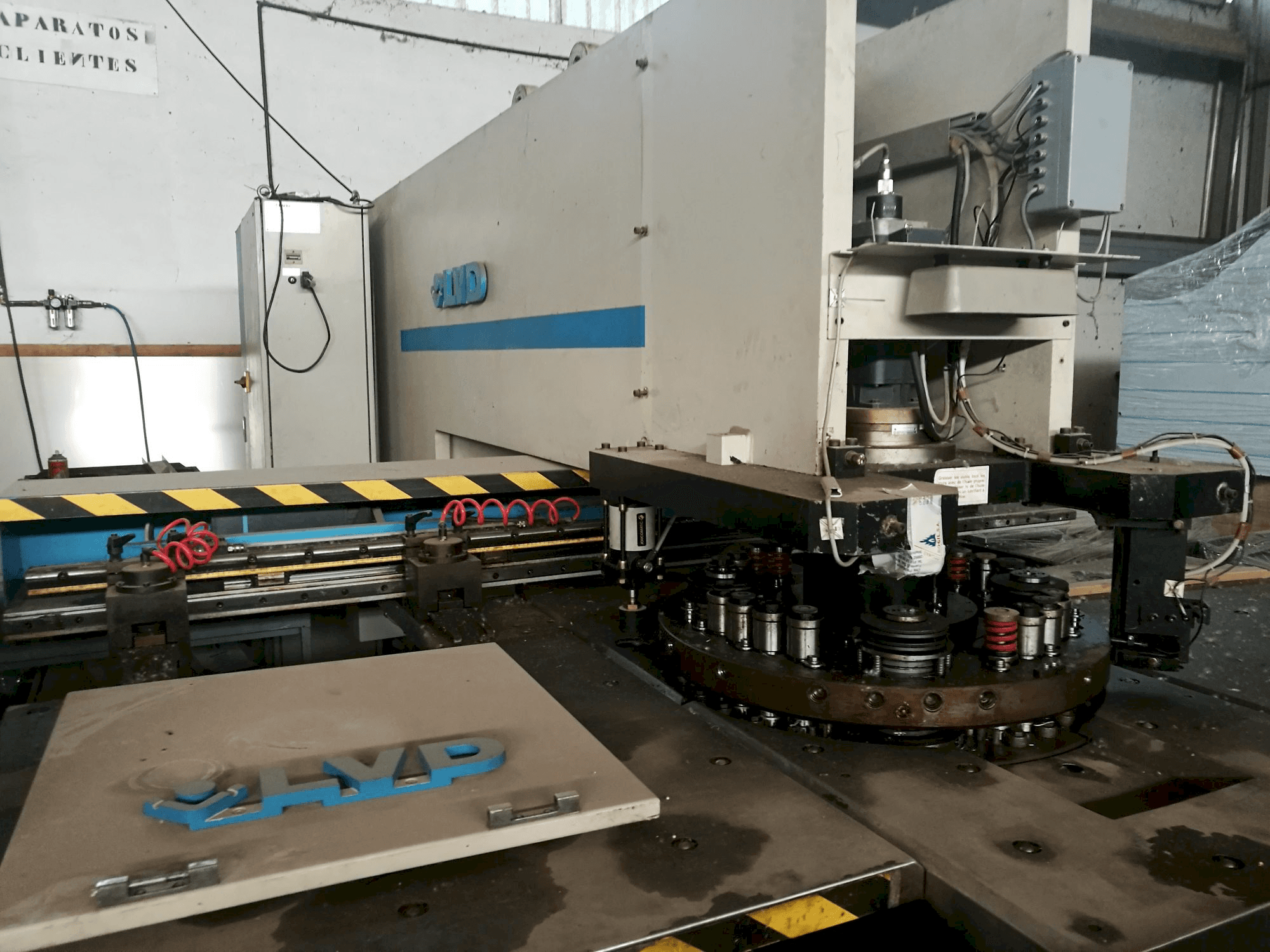Linke Ansicht der LVD DELTA 1000 THIN Maschine