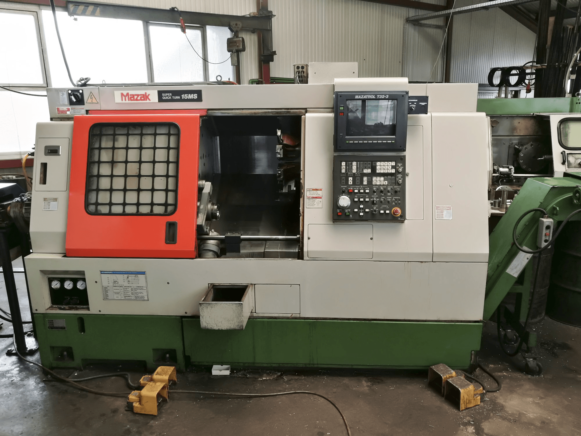 Frontansicht 1 der Mazak Super Quick Turn 15 MS Maschine