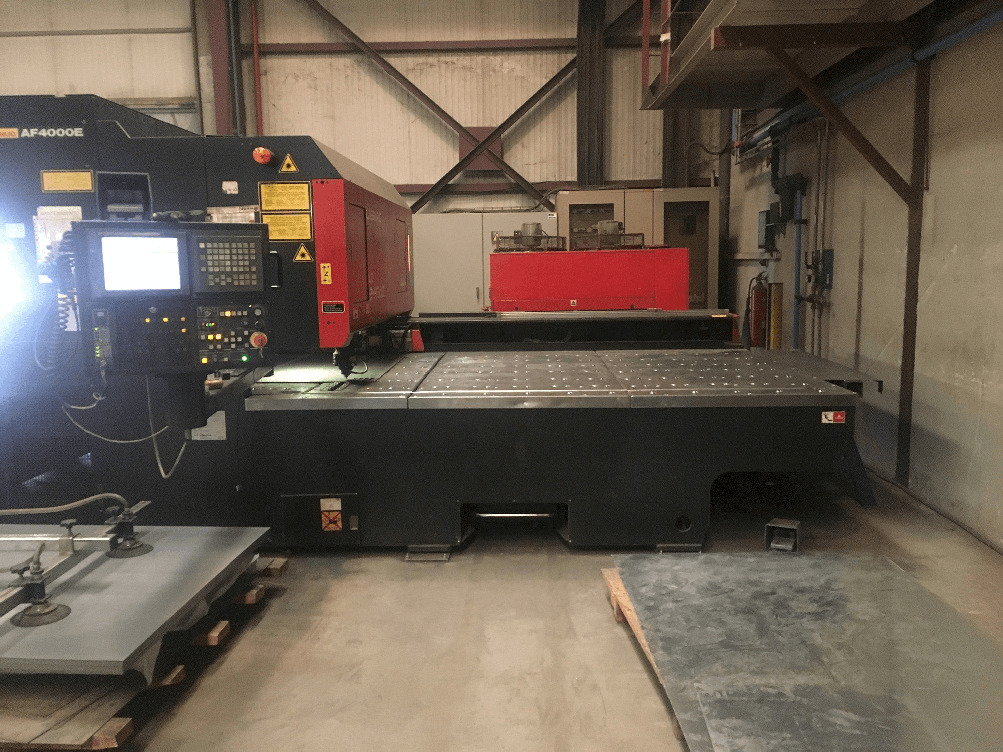 Frontansicht der AMADA LC 2415 A3 Maschine