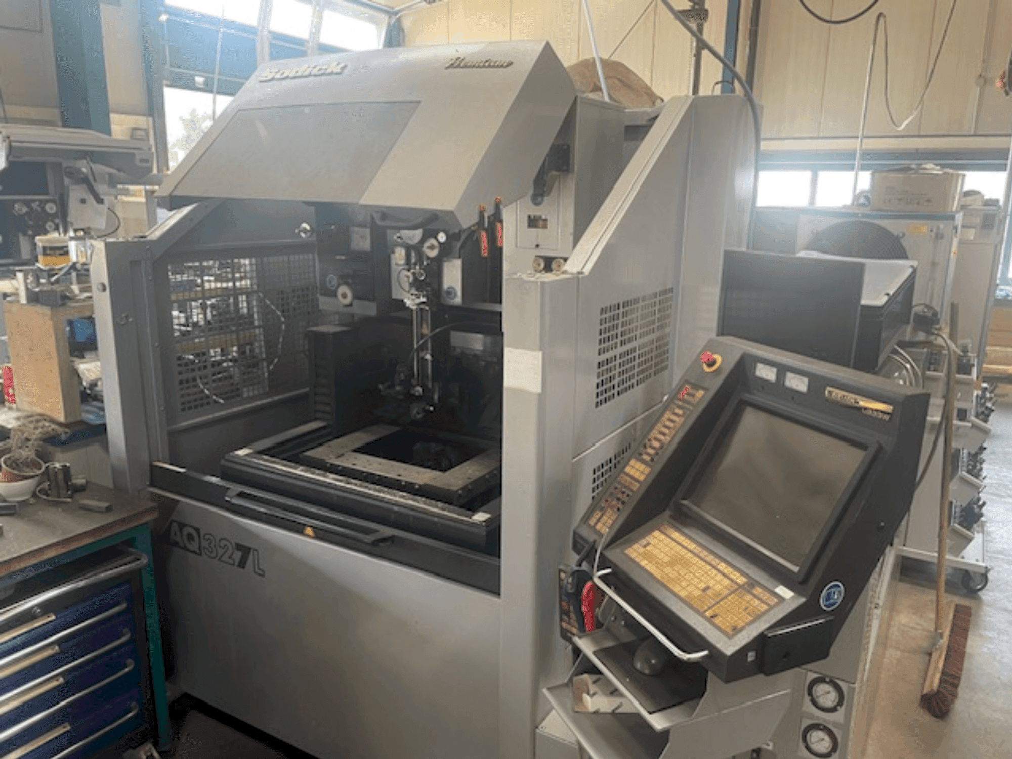 Frontansicht der Sodick AQ327l Maschine