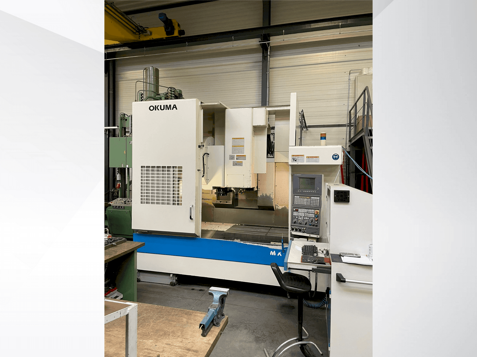 Frontansicht der Okuma MX-55VB Maschine