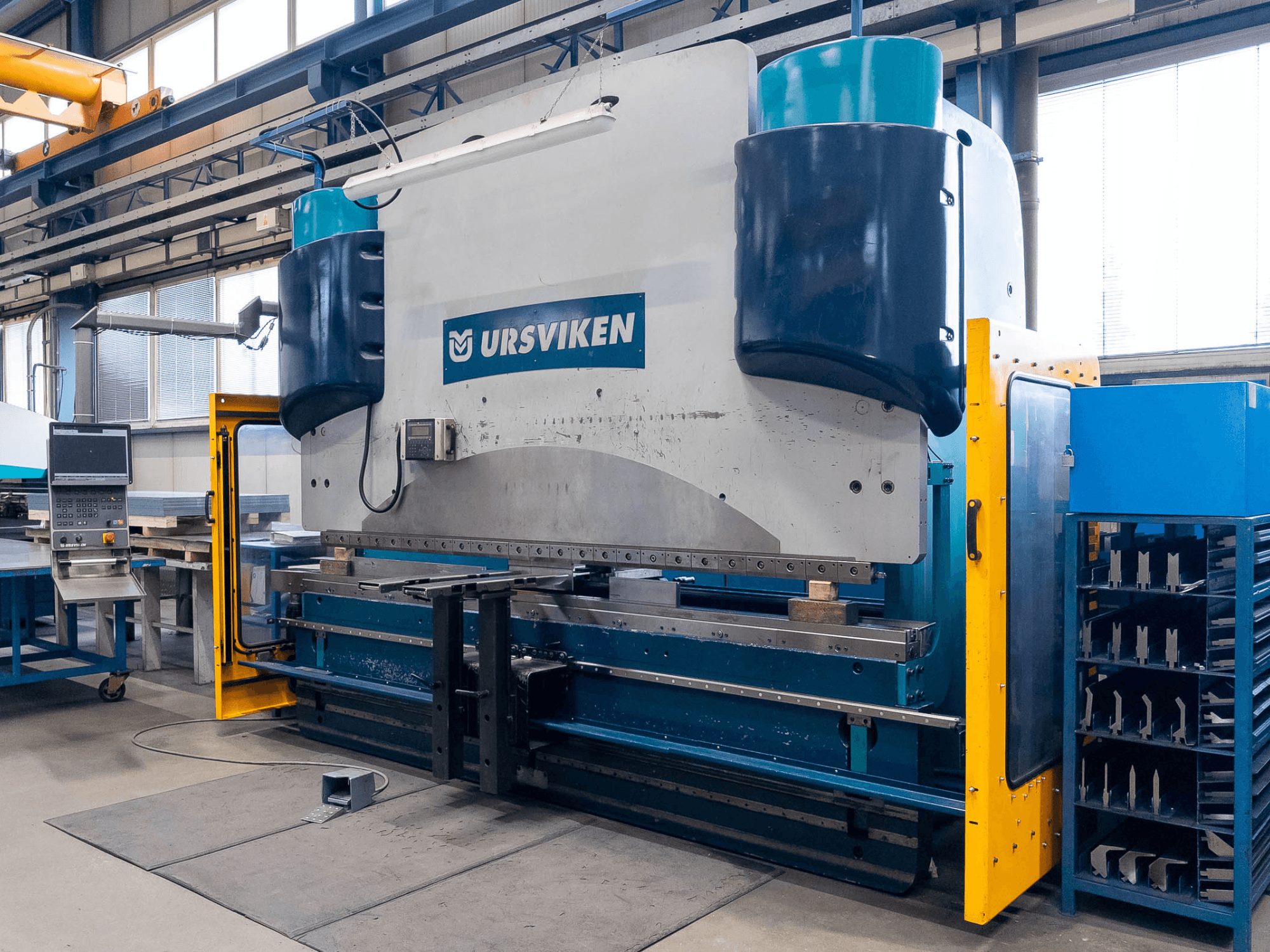 Ursviken Optiflex 130 3.1M Abkantpresse in einer Produktionsumgebung, mit Frontansicht und Bedienfeld.