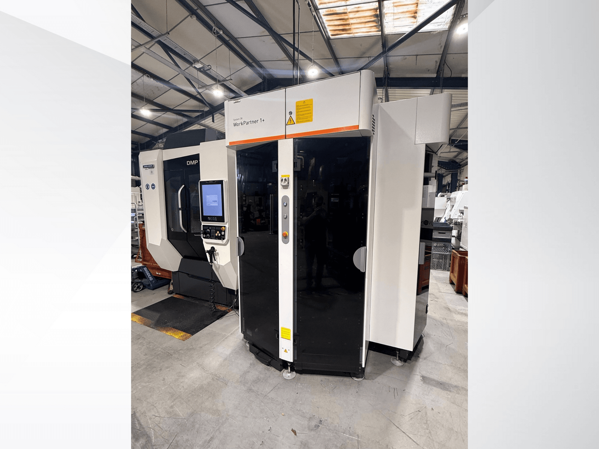 DMP WorkPartner 1+, Vorderansicht; mit Touchscreen und Sicherheitsanzeigen in einer Produktionsumgebung.