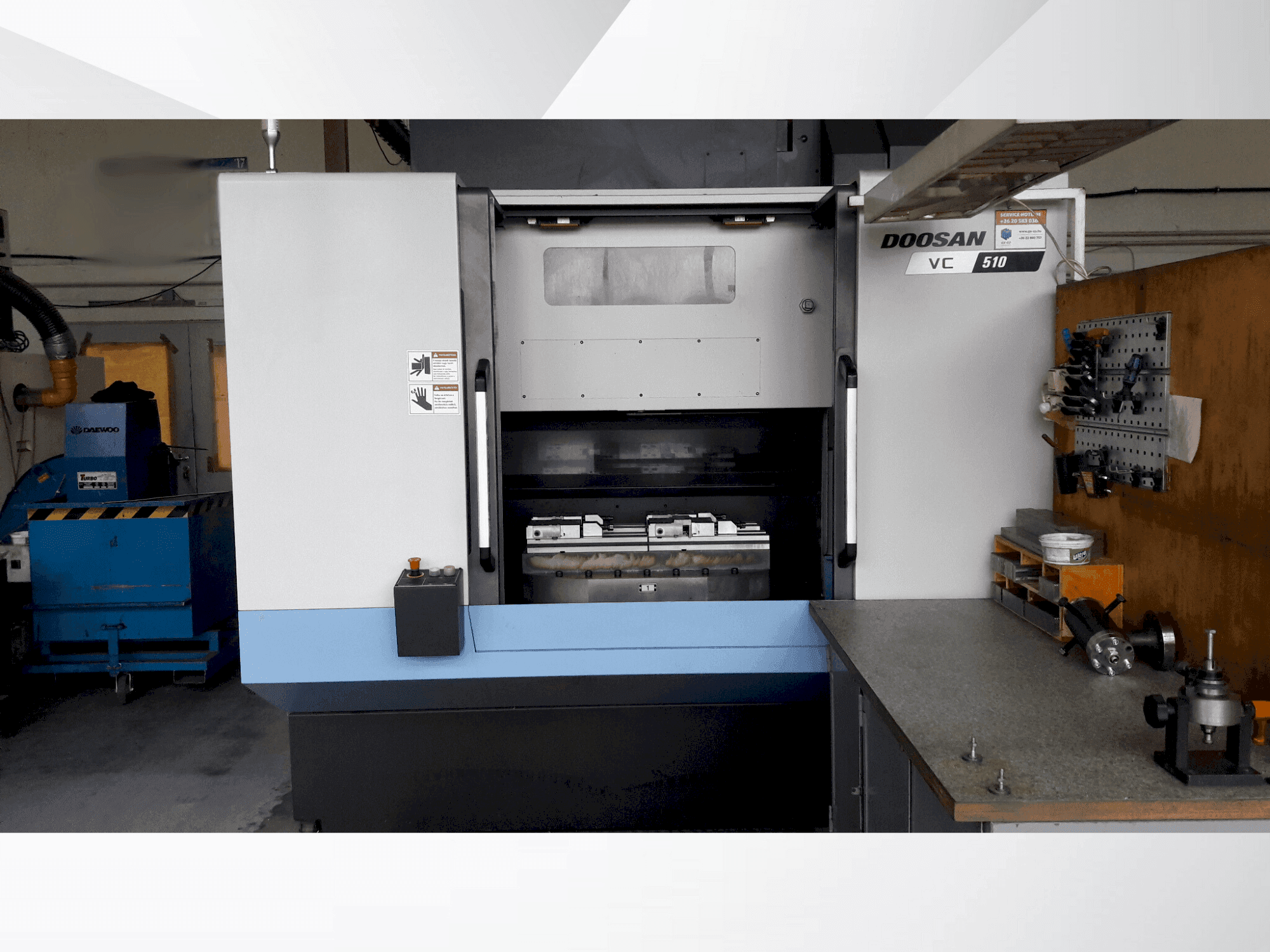 Frontansicht der DOOSAN VC 510 Maschine