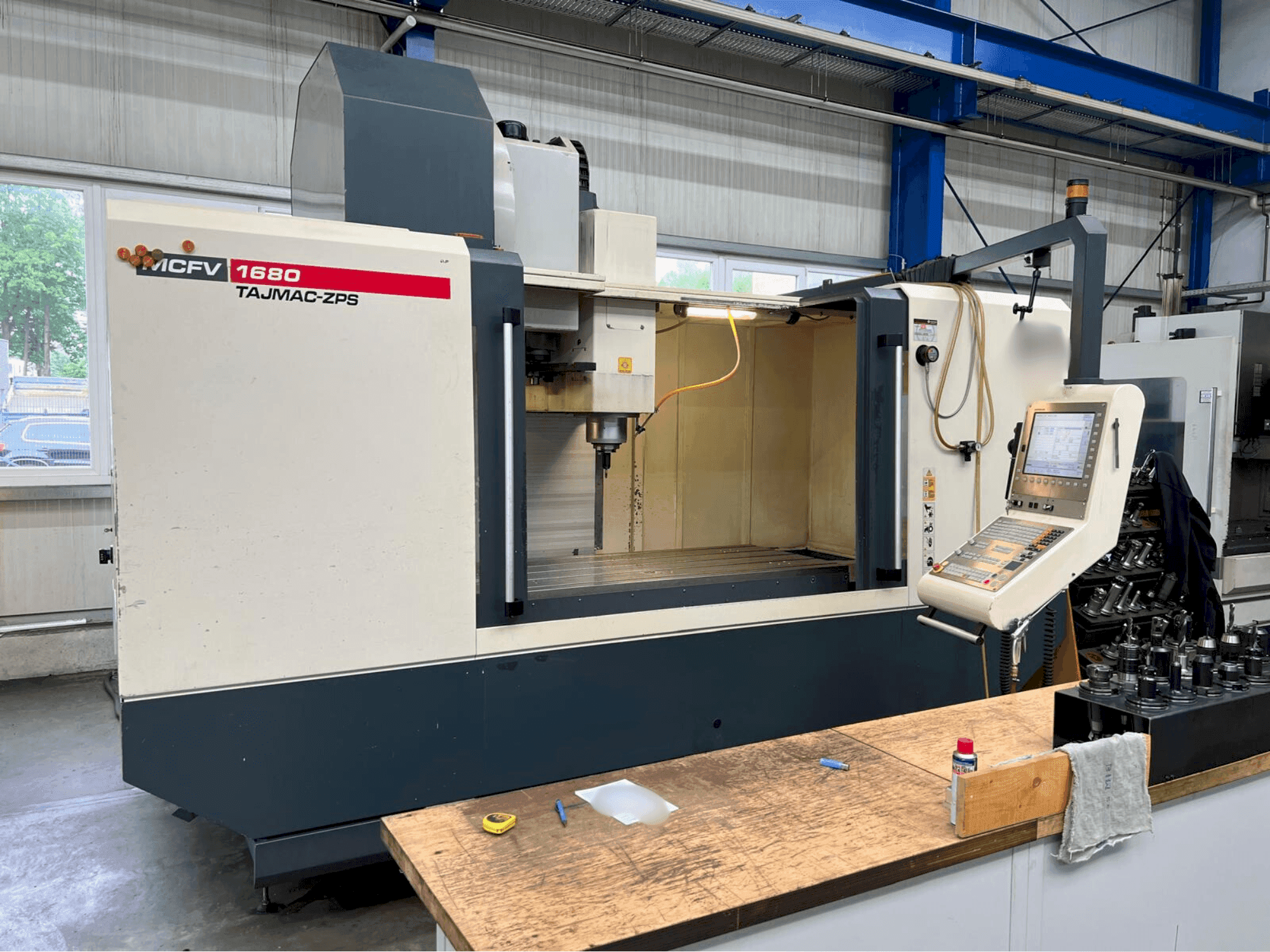 Frontansicht der TAJMAC-ZPS MCFV 1680 Maschine