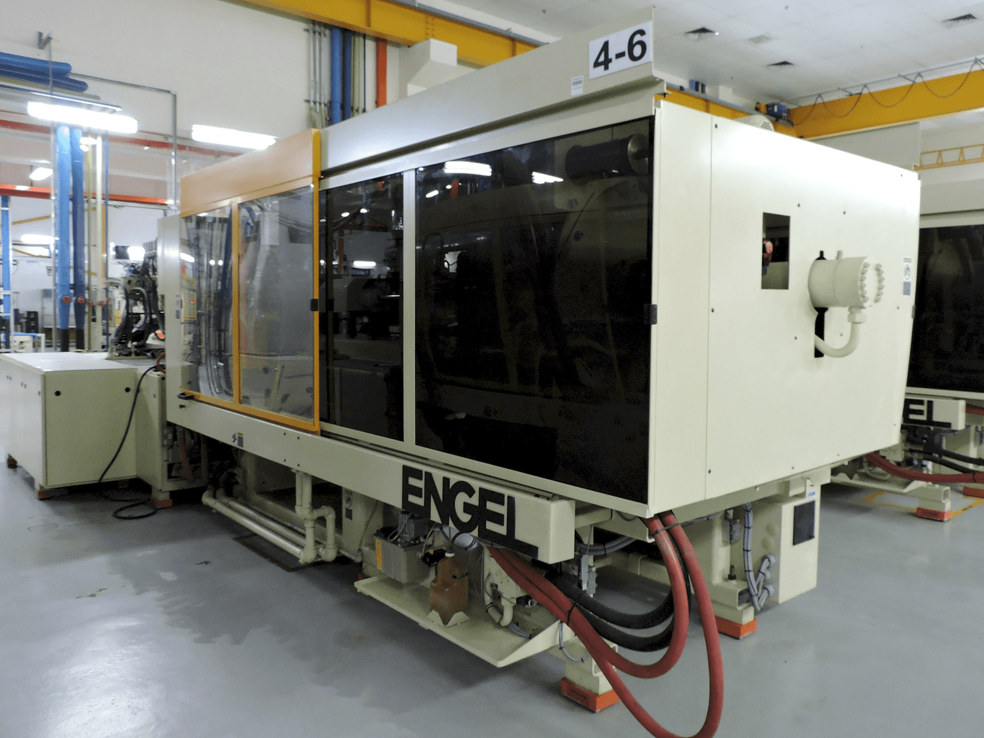 Rechte Ansicht der ENGEL TOGGLE 1350/450 Maschine