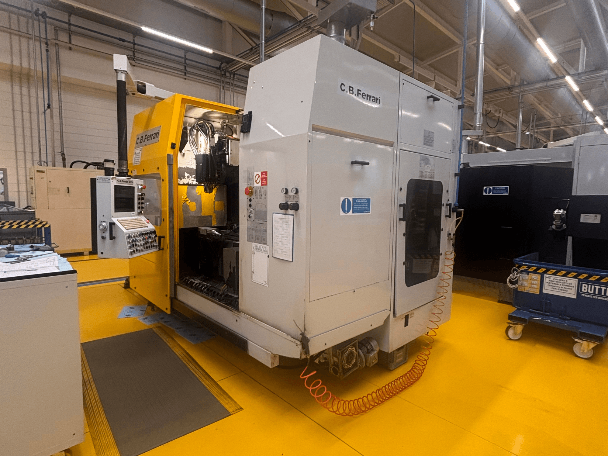 C.B. Ferrari A175 Vertikal-Bearbeitungszentrum in einer Werksumgebung, Vorderansicht mit Bedienfeld und offener Zugangstür sichtbar.