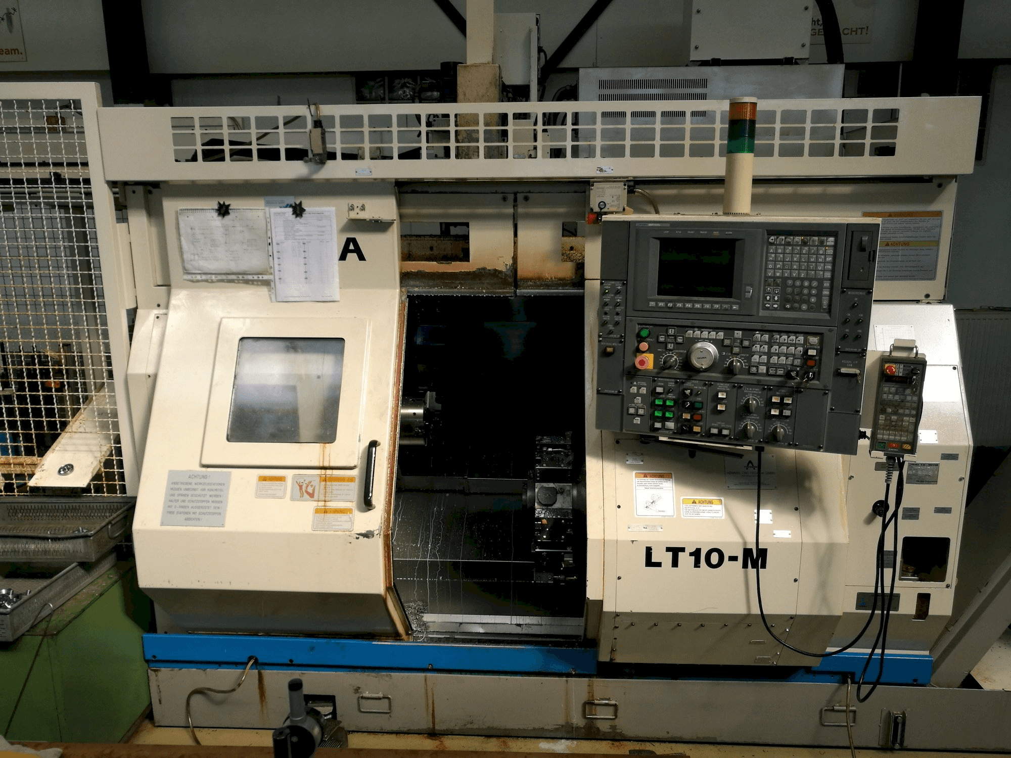 Frontansicht der Okuma LT10-M Maschine