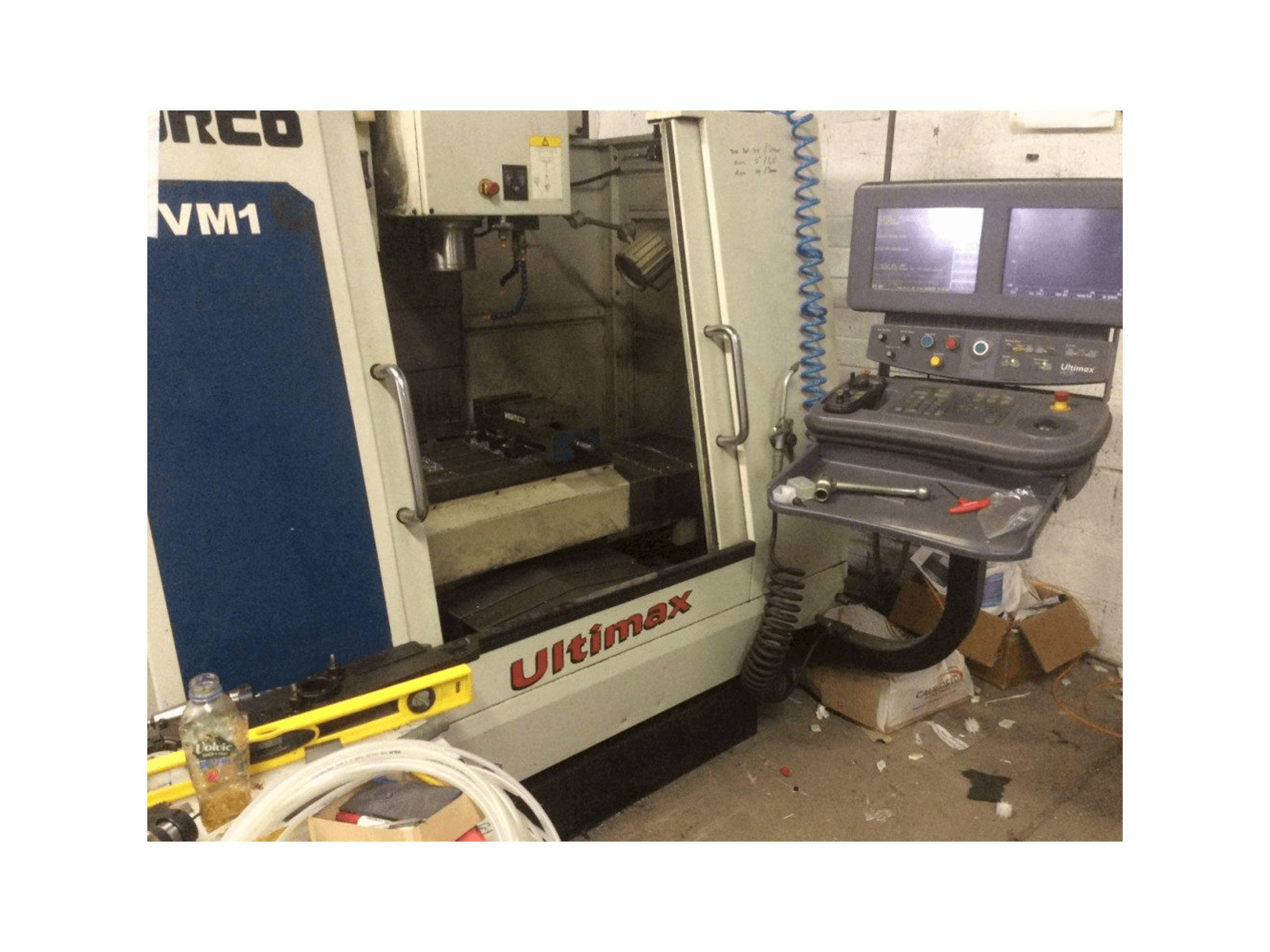 Frontansicht der Hurco VM 1 Maschine