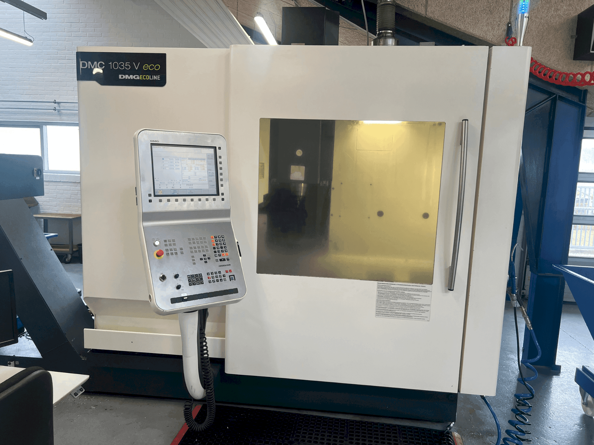 Frontansicht der DMG MORI DMC 1035V eco Maschine