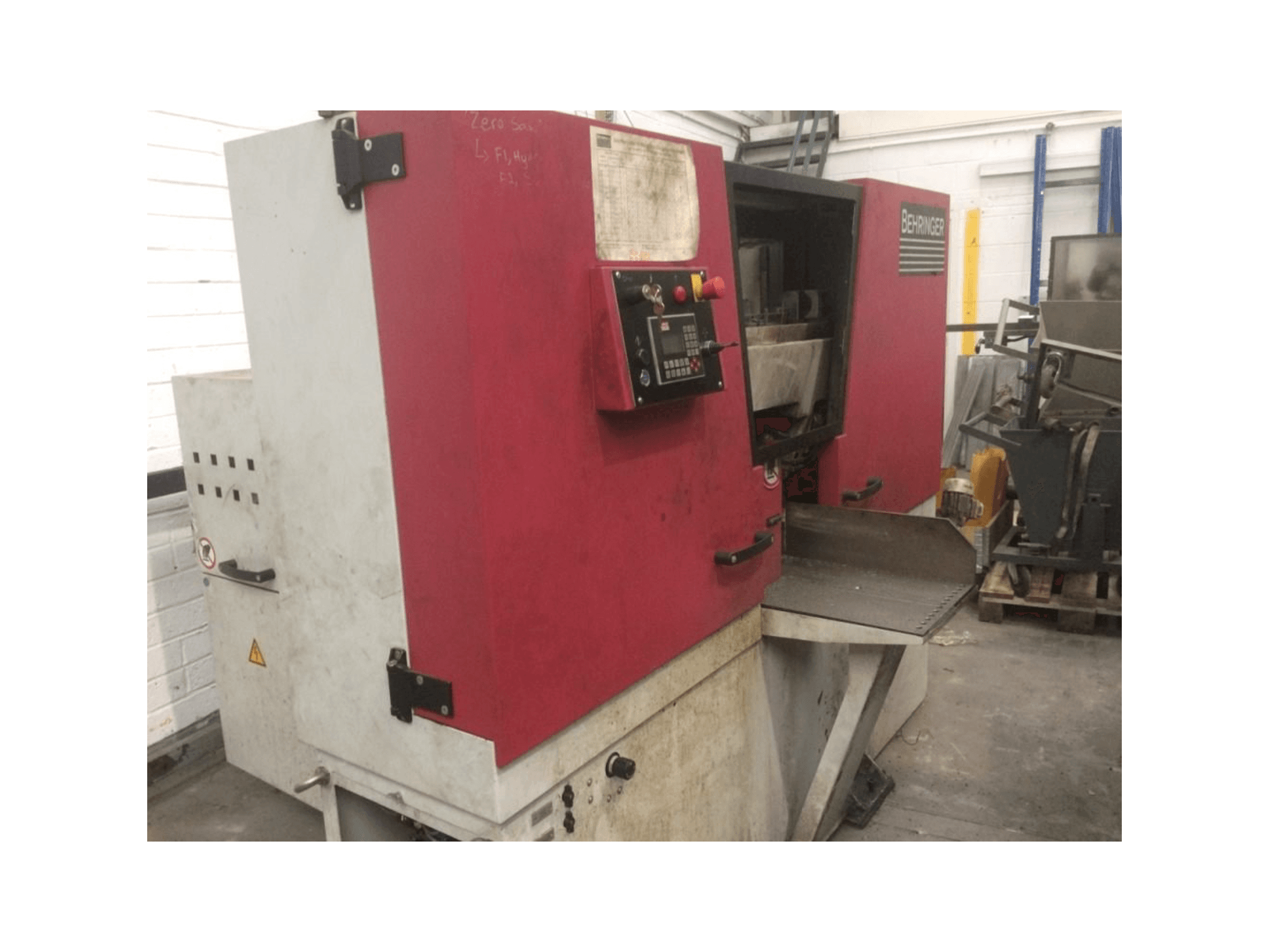 Frontansicht der Behringer HBE261 A Maschine