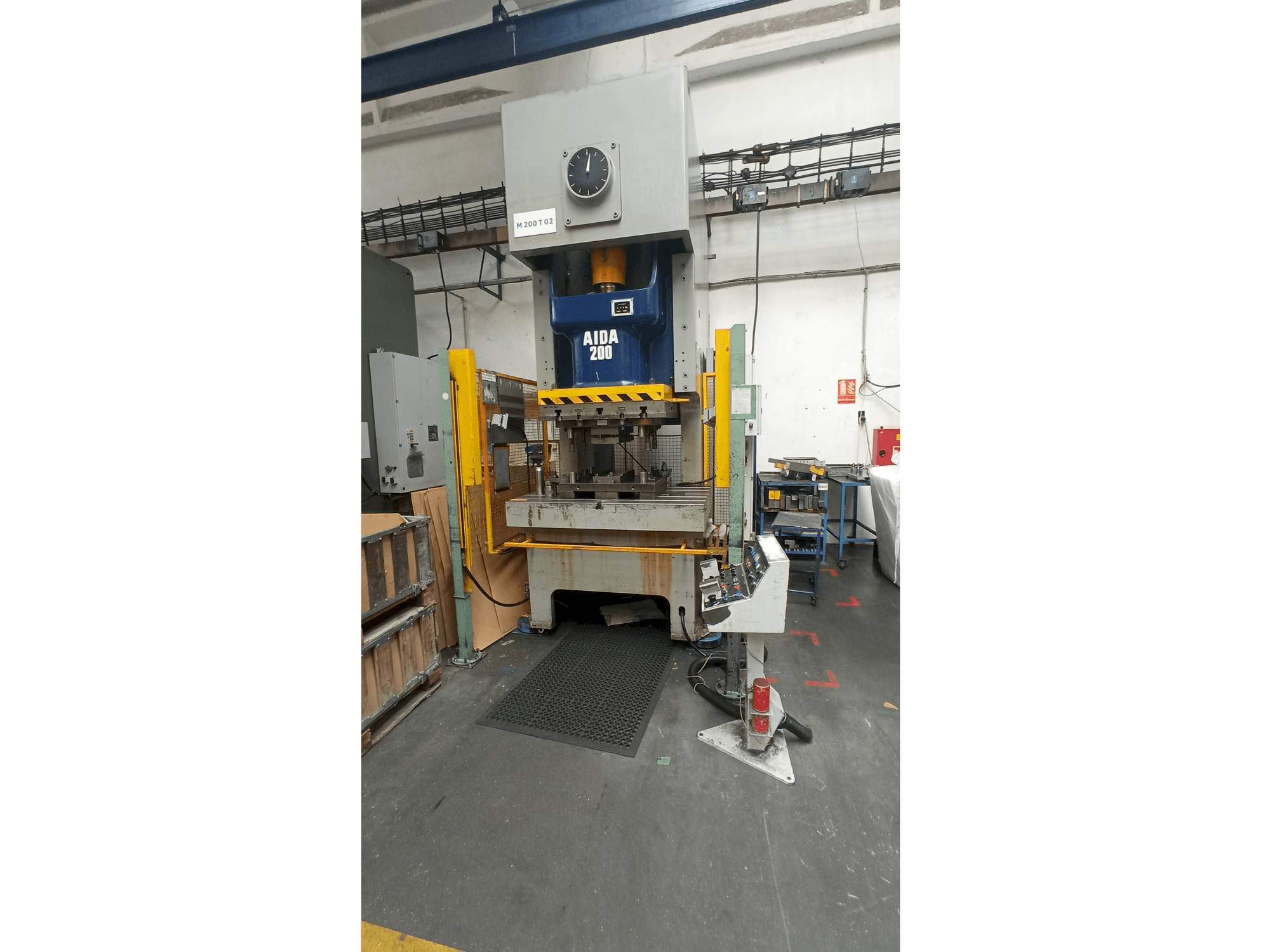 Frontansicht der AIDA NC1-200L Maschine