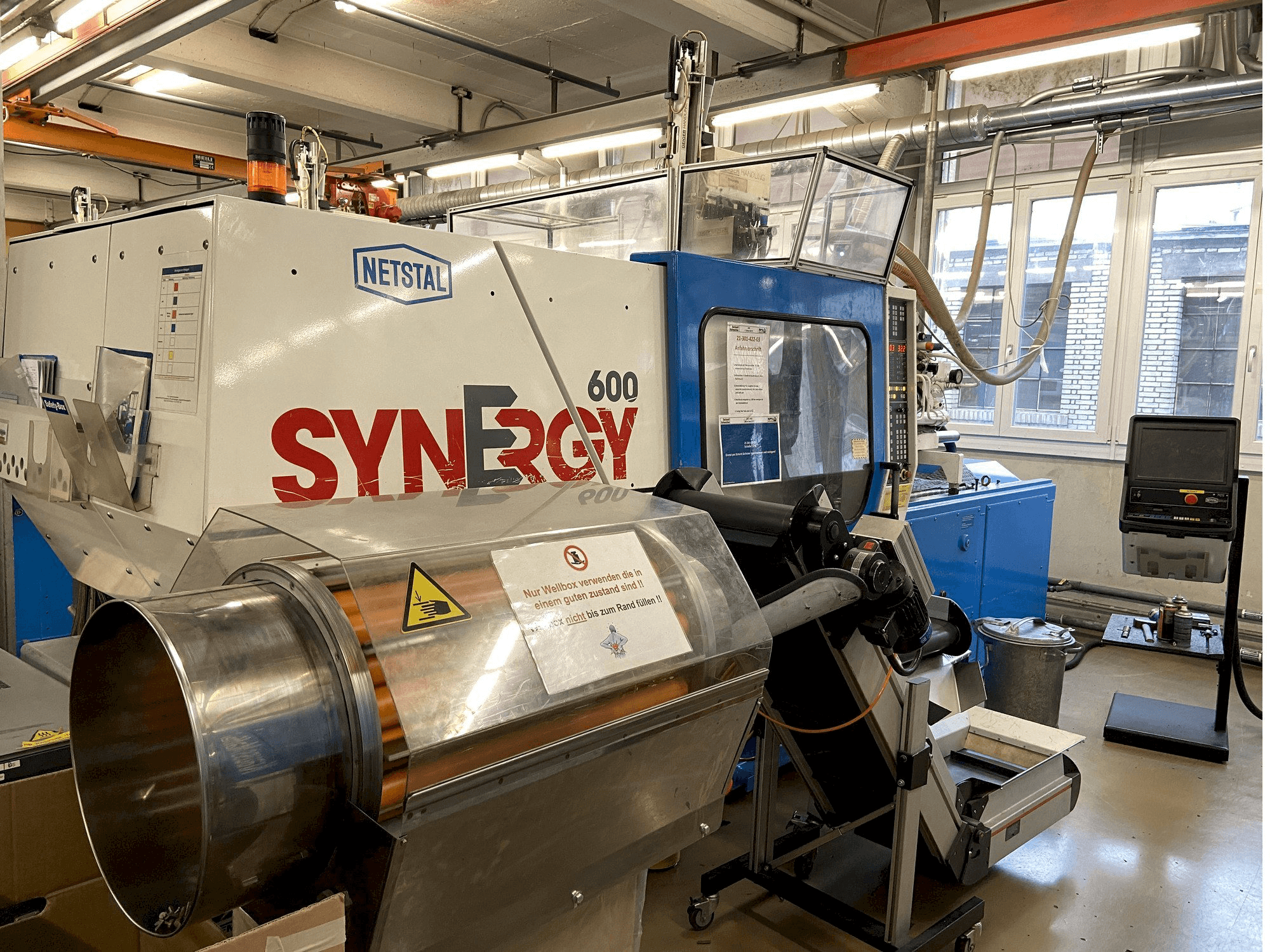 Frontansicht der Netstal SYNERGY 600-60 Maschine