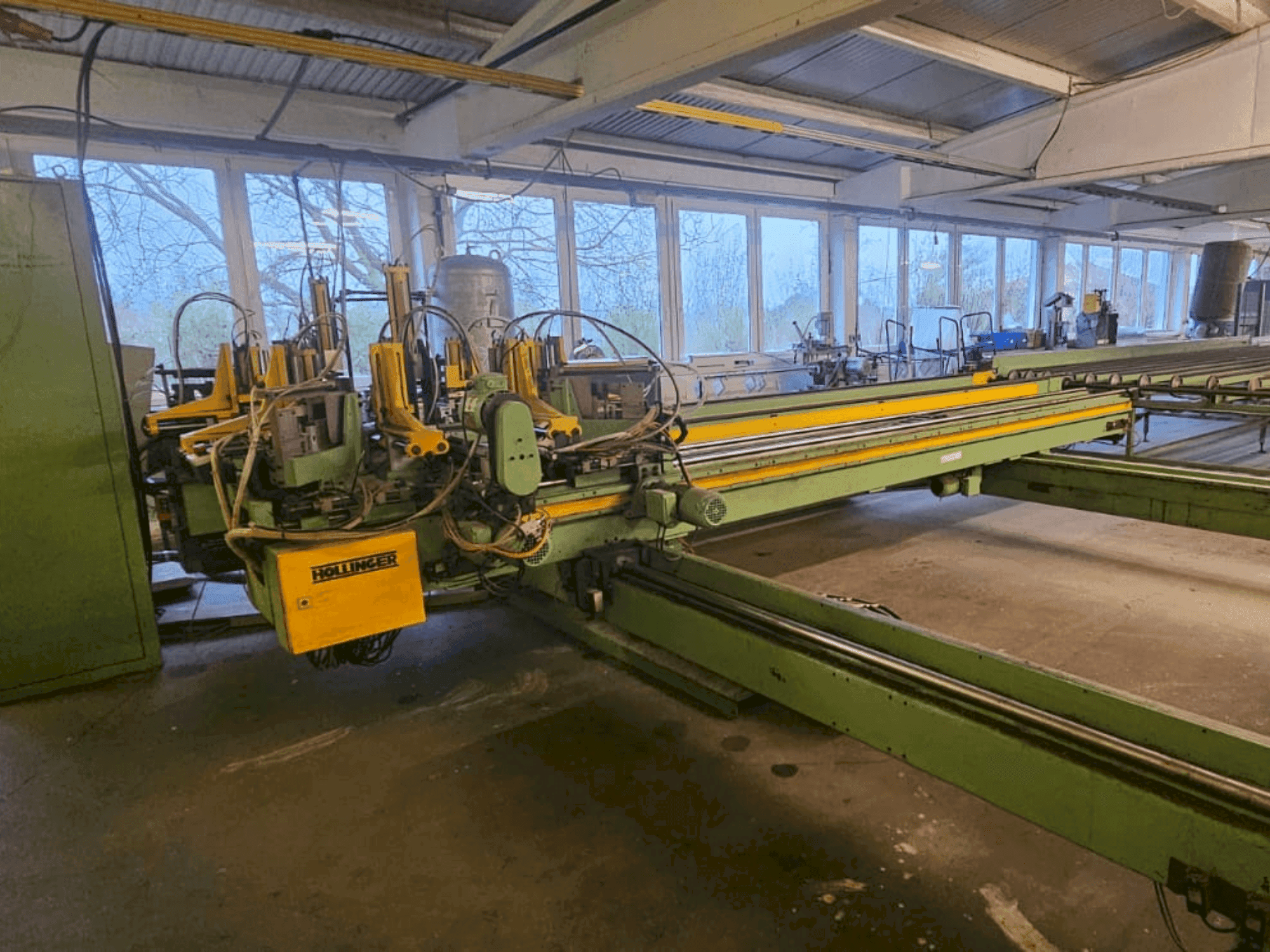 Frontansicht der HOLLINGER MSE-II-EP-SB-300-450 Maschine