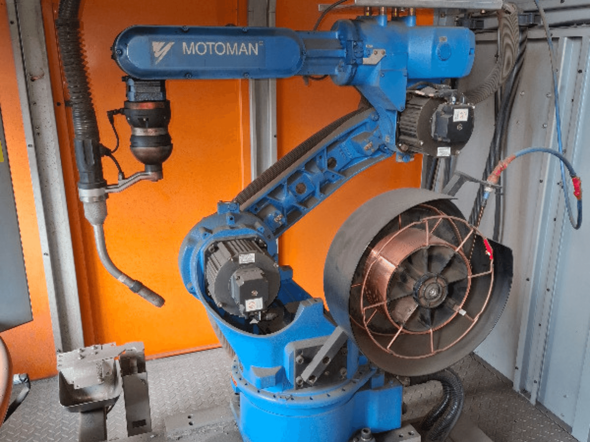 MOTOMAN-Roboterarm in Blau, Seitenansicht, mit angebautem Lüfter und Werkzeug, mit Darstellung der mechanischen Details und Anschlüsse.