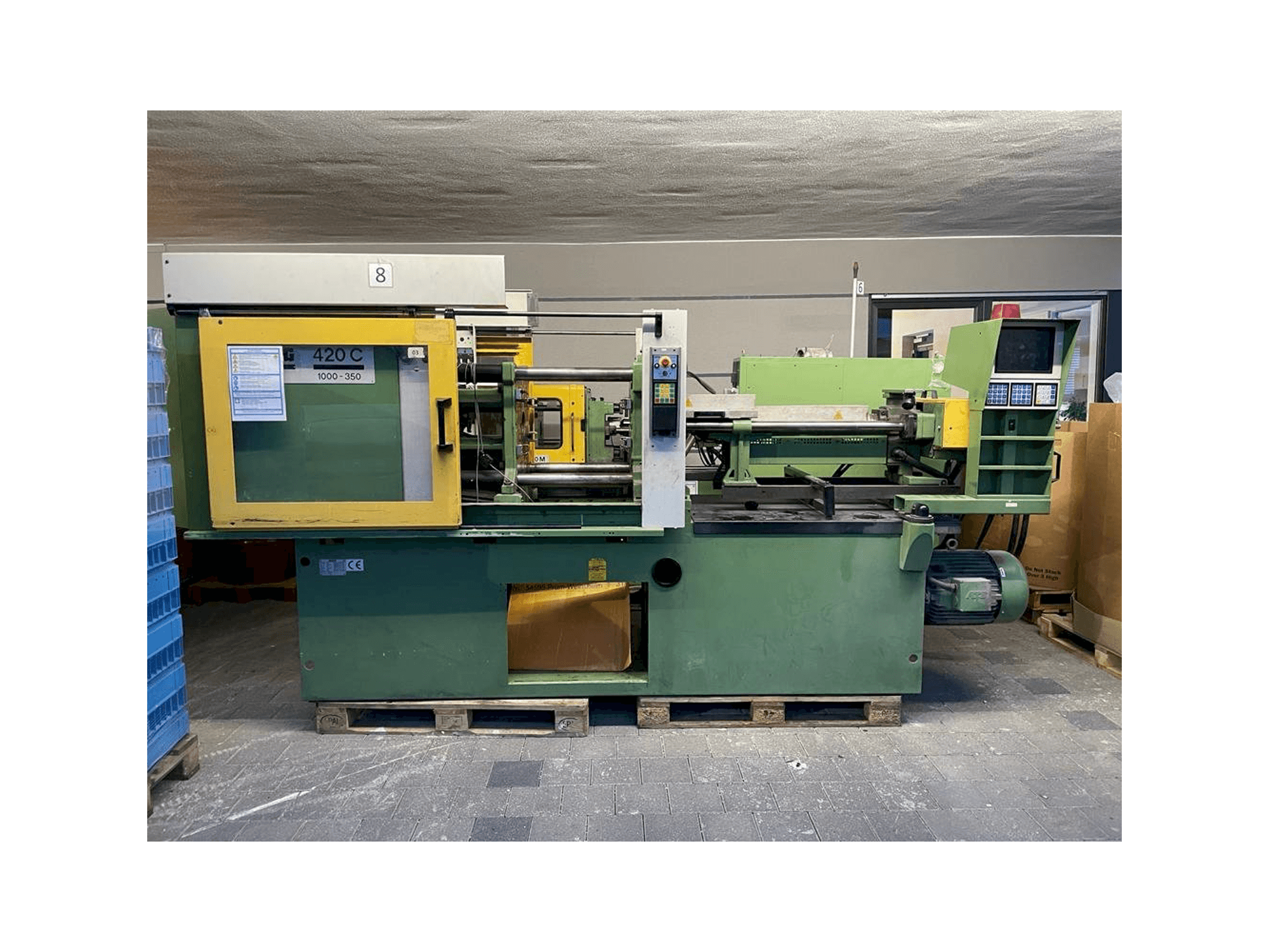 Frontansicht der Arburg 420C mit Maschine