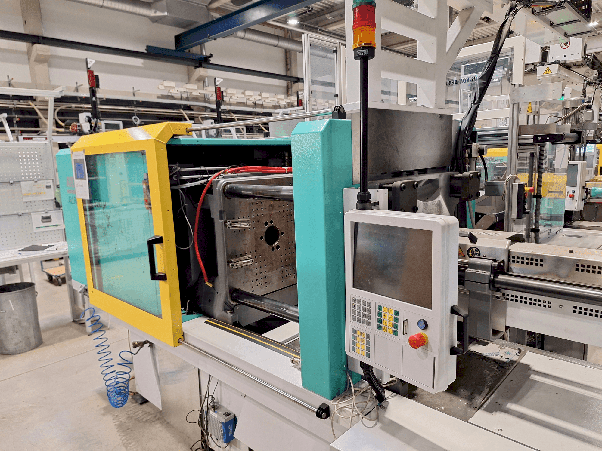 Frontansicht der Arburg 520 H Maschine