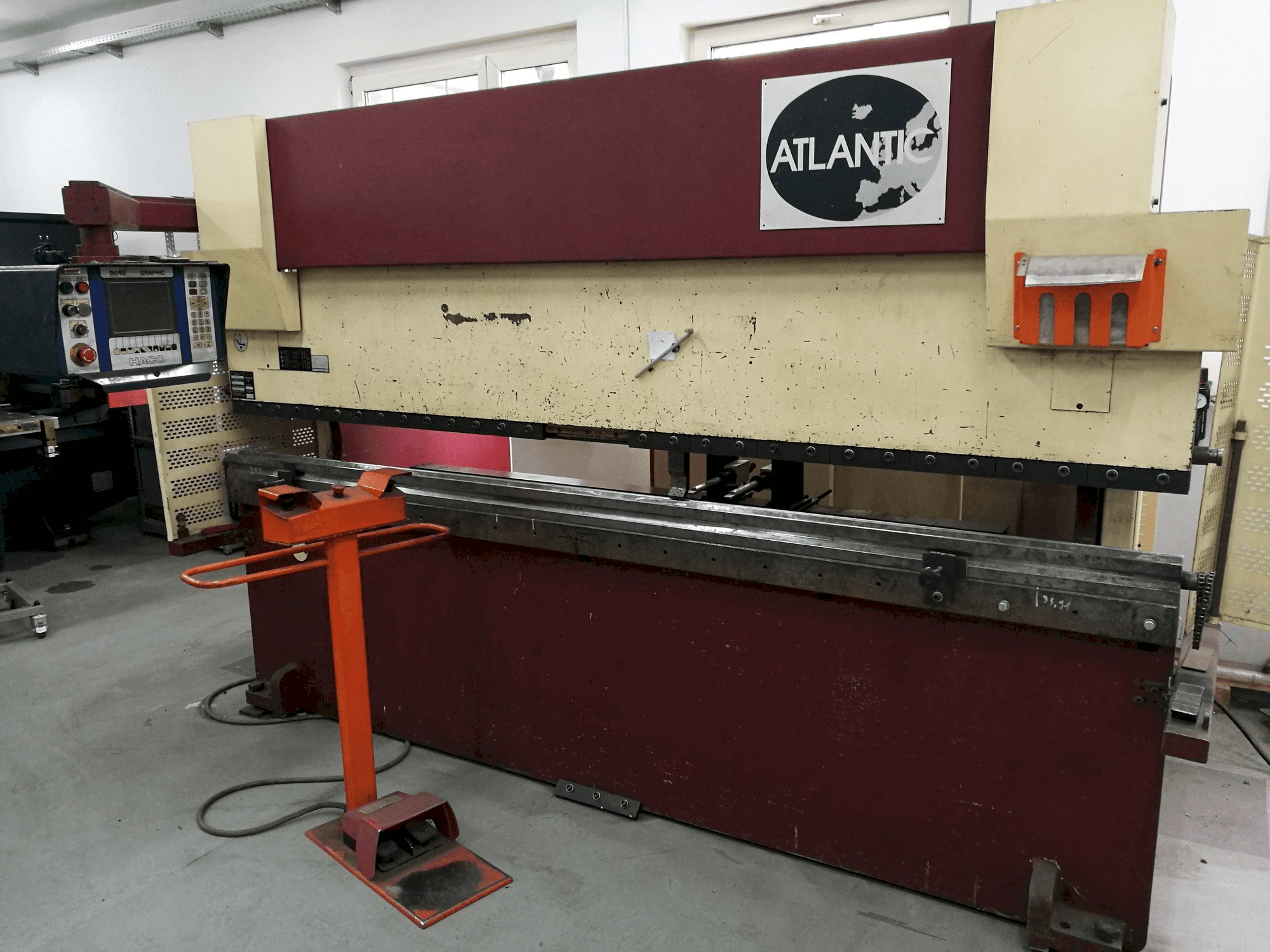 Frontansicht der HACO ATLANTIC HPE 30100 Maschine
