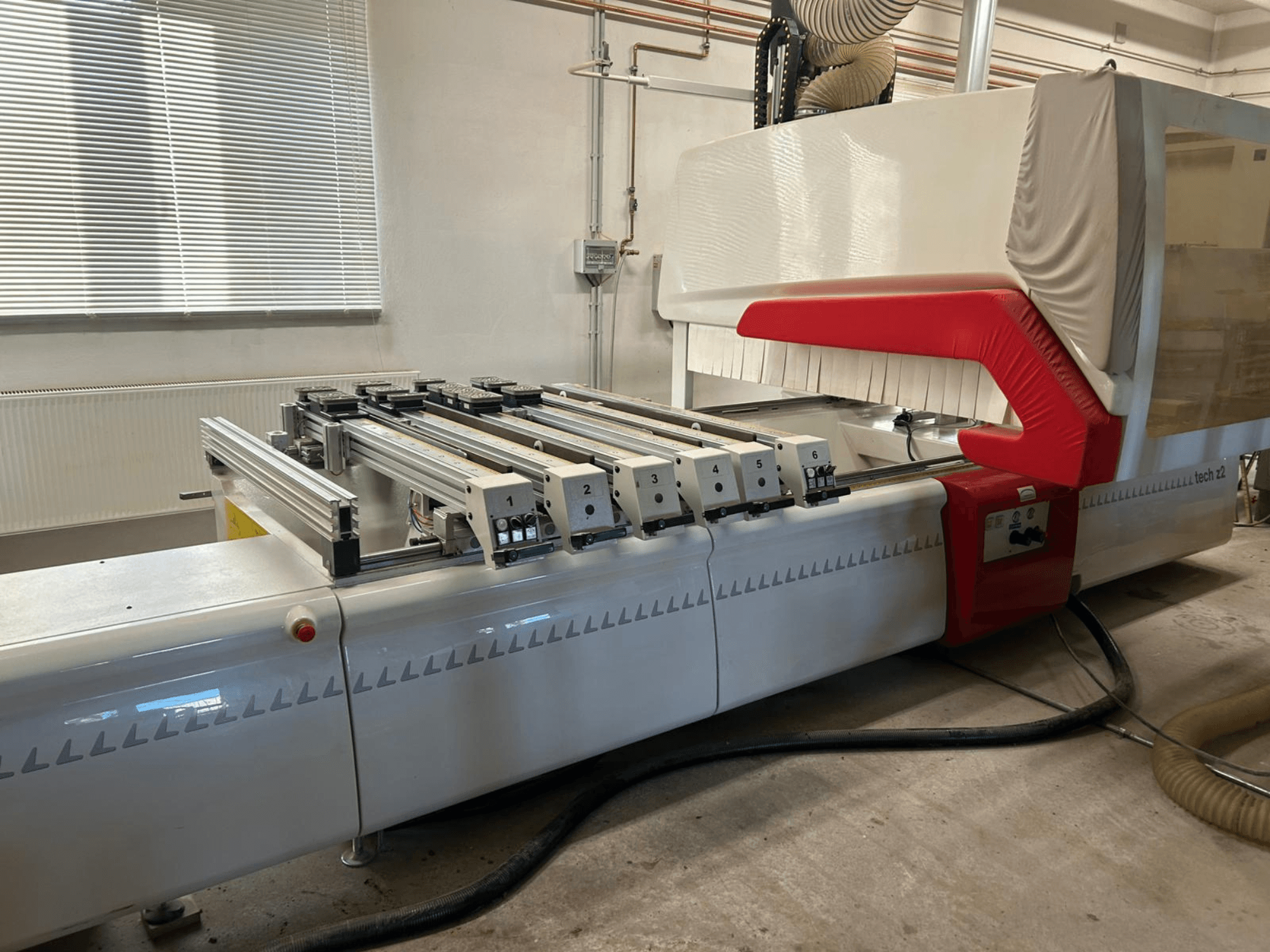 SCM TECH Z2-27-C Holzbohrmaschine, Seitenansicht, mit Bedienfeld und Schienen, mit roten und weißen Designelementen.