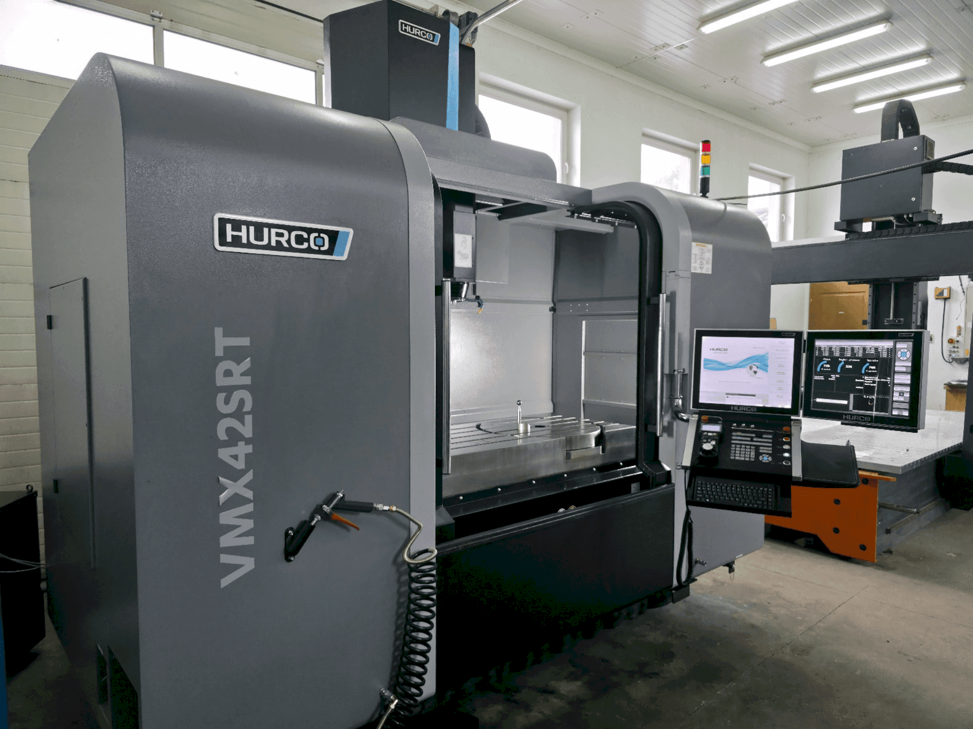 Frontansicht der Hurco VMX 42SRTi Maschine