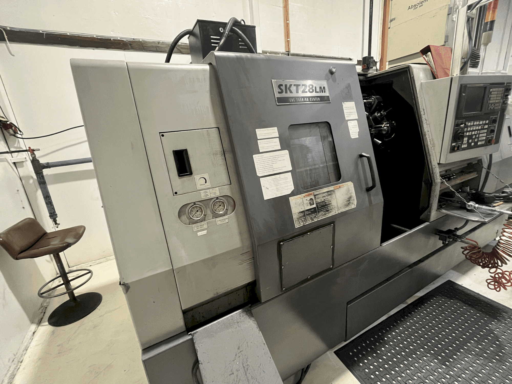 Frontansicht der Hyundai Kia SKT 28 LM Maschine