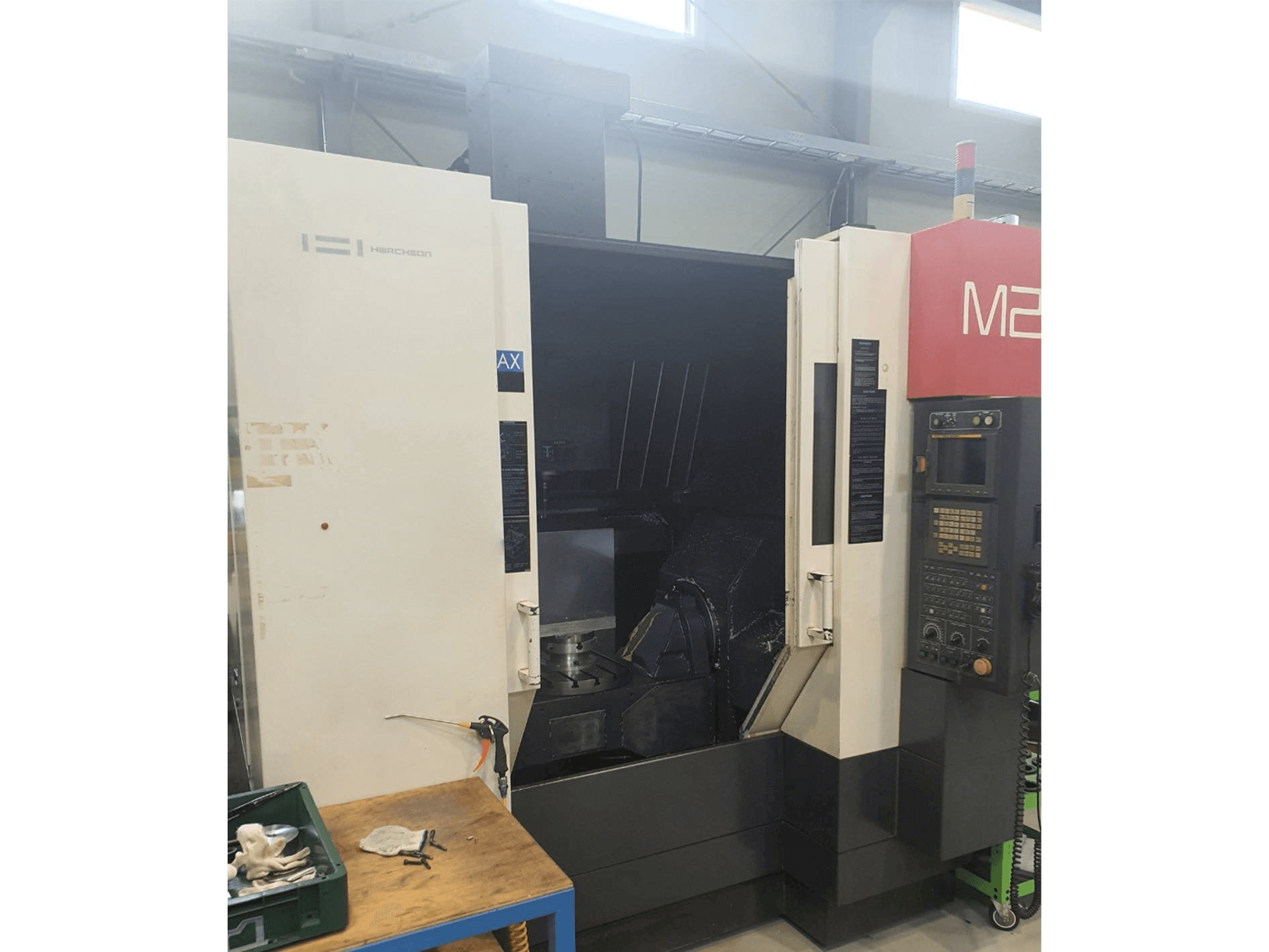 Frontansicht der HWACHEON M2 Maschine