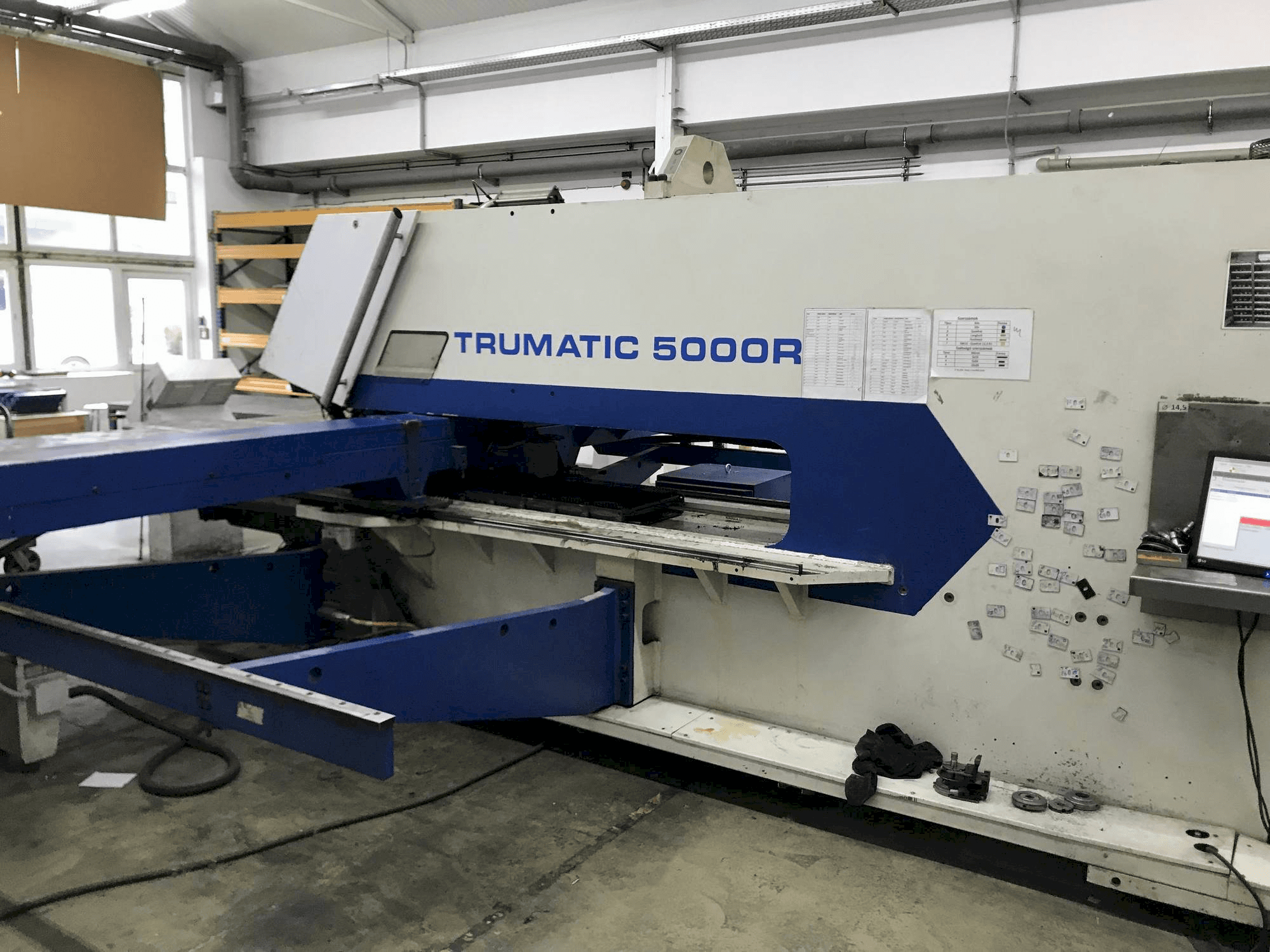 Frontansicht der TRUMPF Trumatic 5000 R Maschine