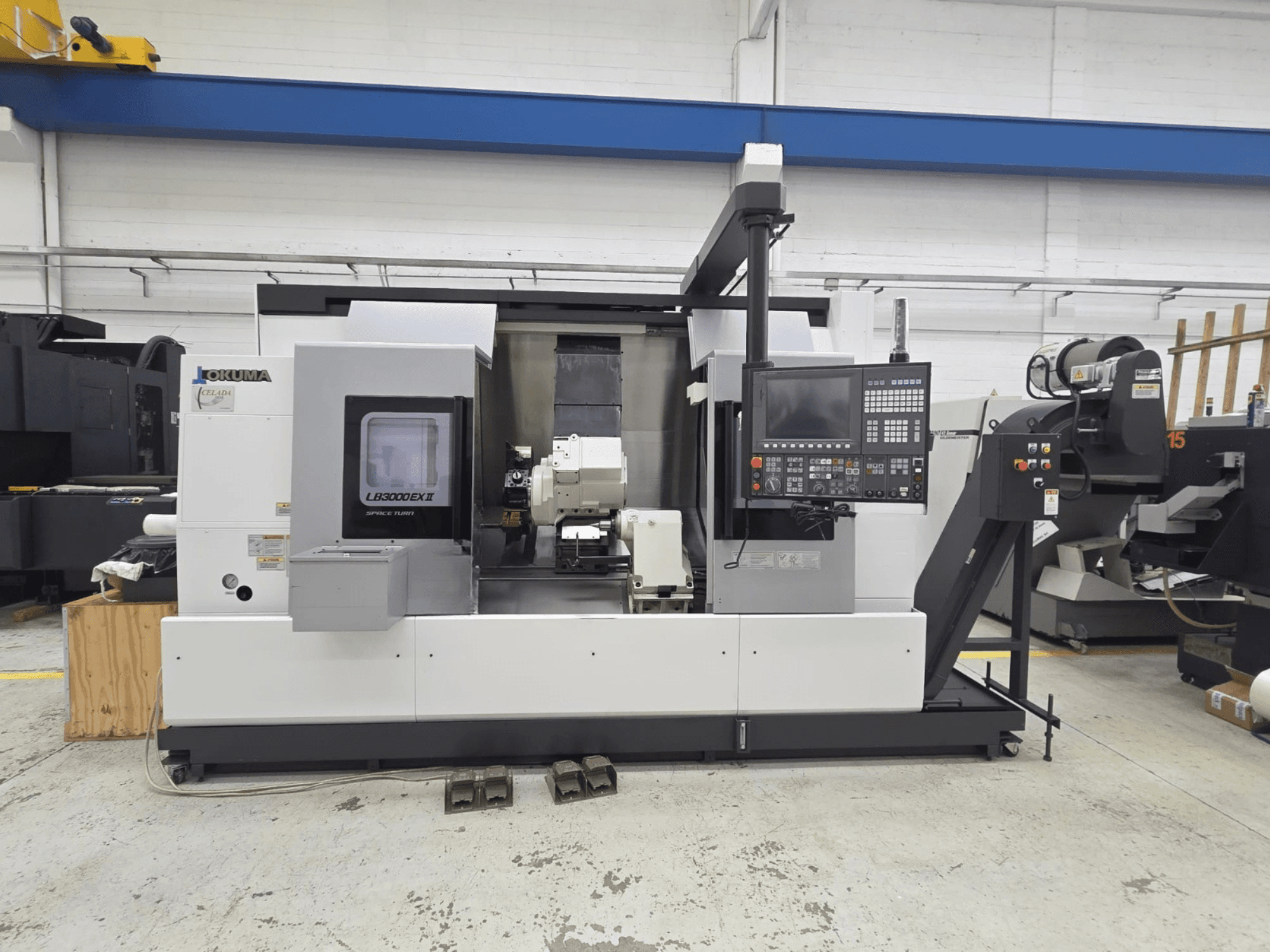 Okuma LB 3000 EXII Horizontal-Drehmaschine in der Vorderansicht, mit Bedienfeld und Werkzeughalter.