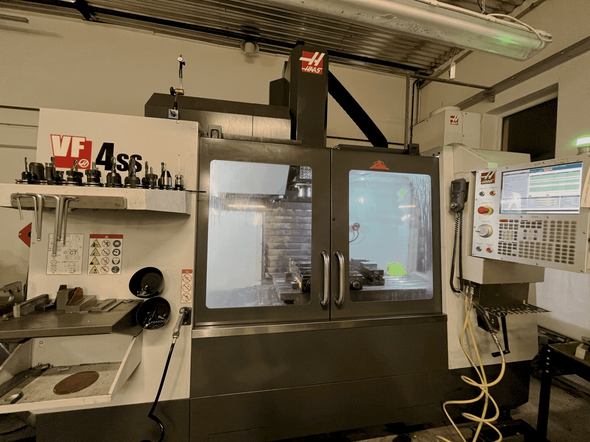 Frontansicht der HAAS VF4-SS Maschine