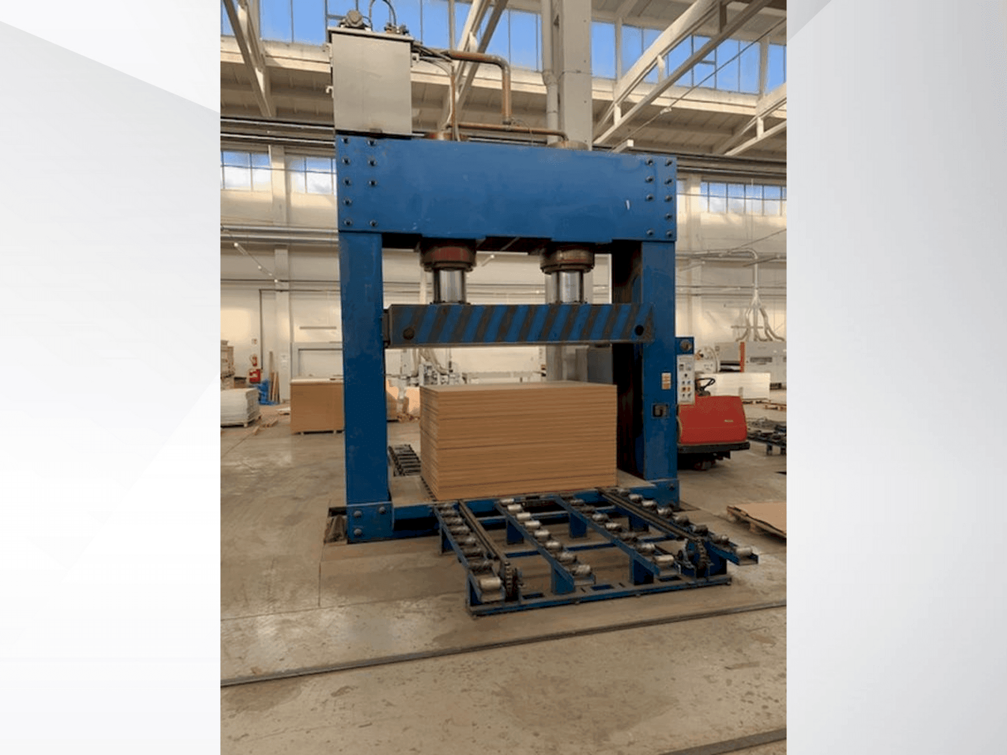 Frontansicht der LINYI JIANZHONG WOOD MACIHNERY JJC-CP Maschine