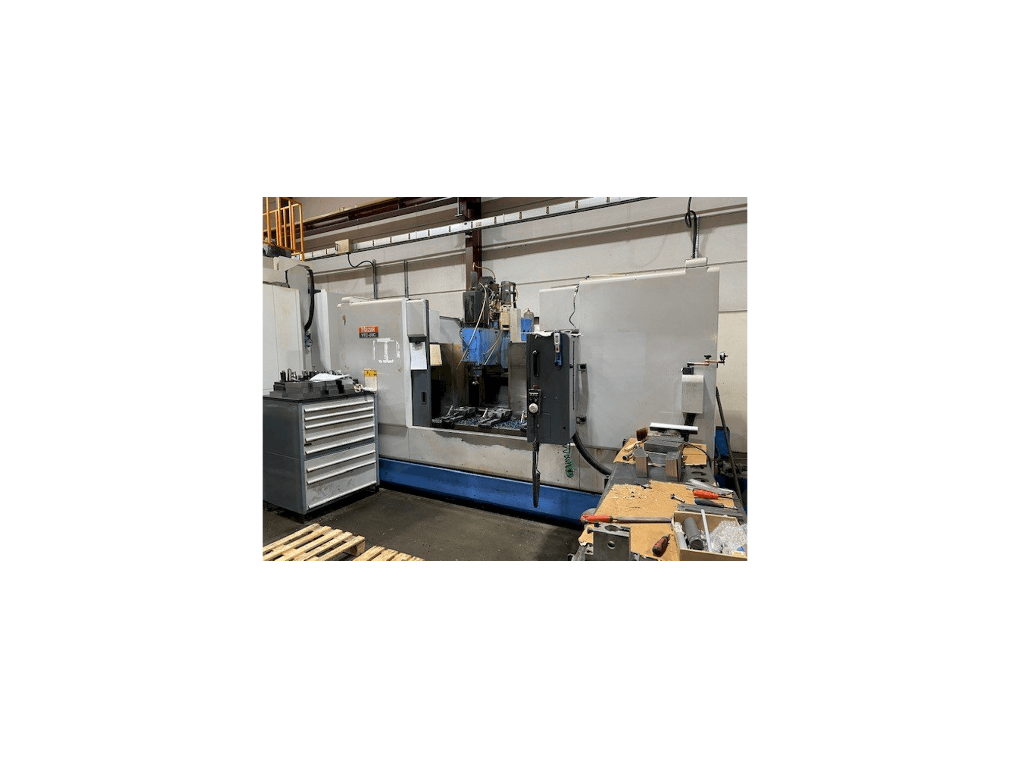 Frontansicht der Mazak VTC-20C Maschine