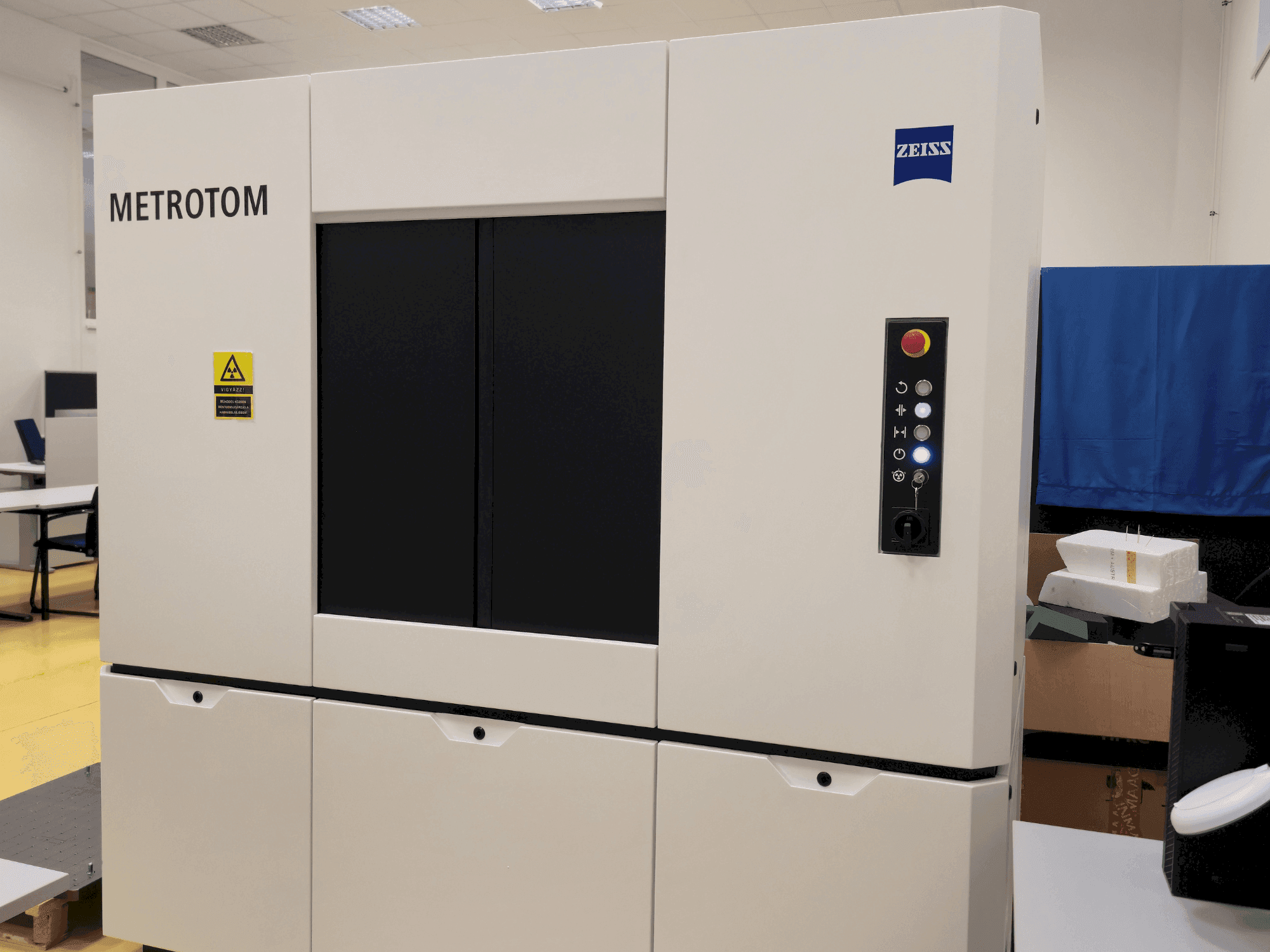 Frontansicht der ZEISS Metrotom 6Scout Maschine