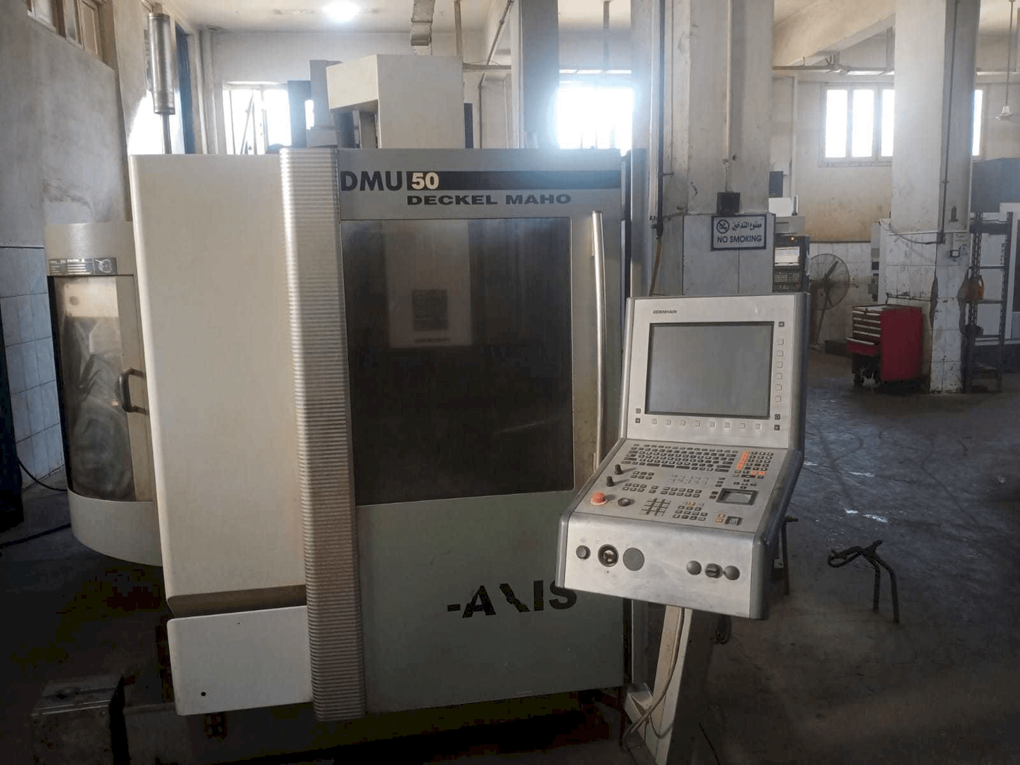 Frontansicht der DECKEL MAHO DMU 50 Maschine